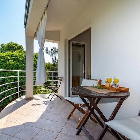 Spacious In With Garden *