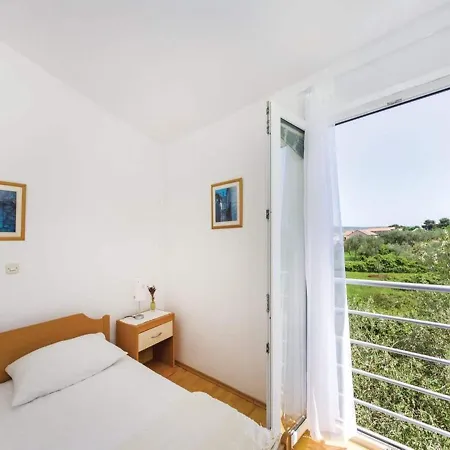 Spacious In With Garden *