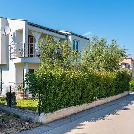 Spacious In With Garden *