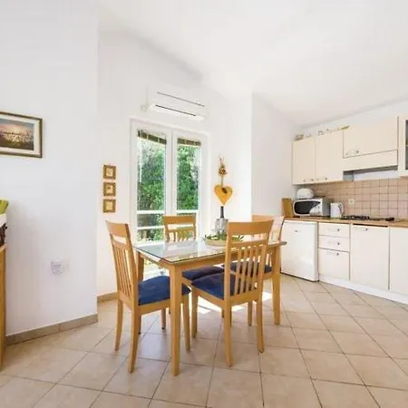 Spacious In With Garden