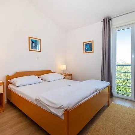 Spacious In With Garden *